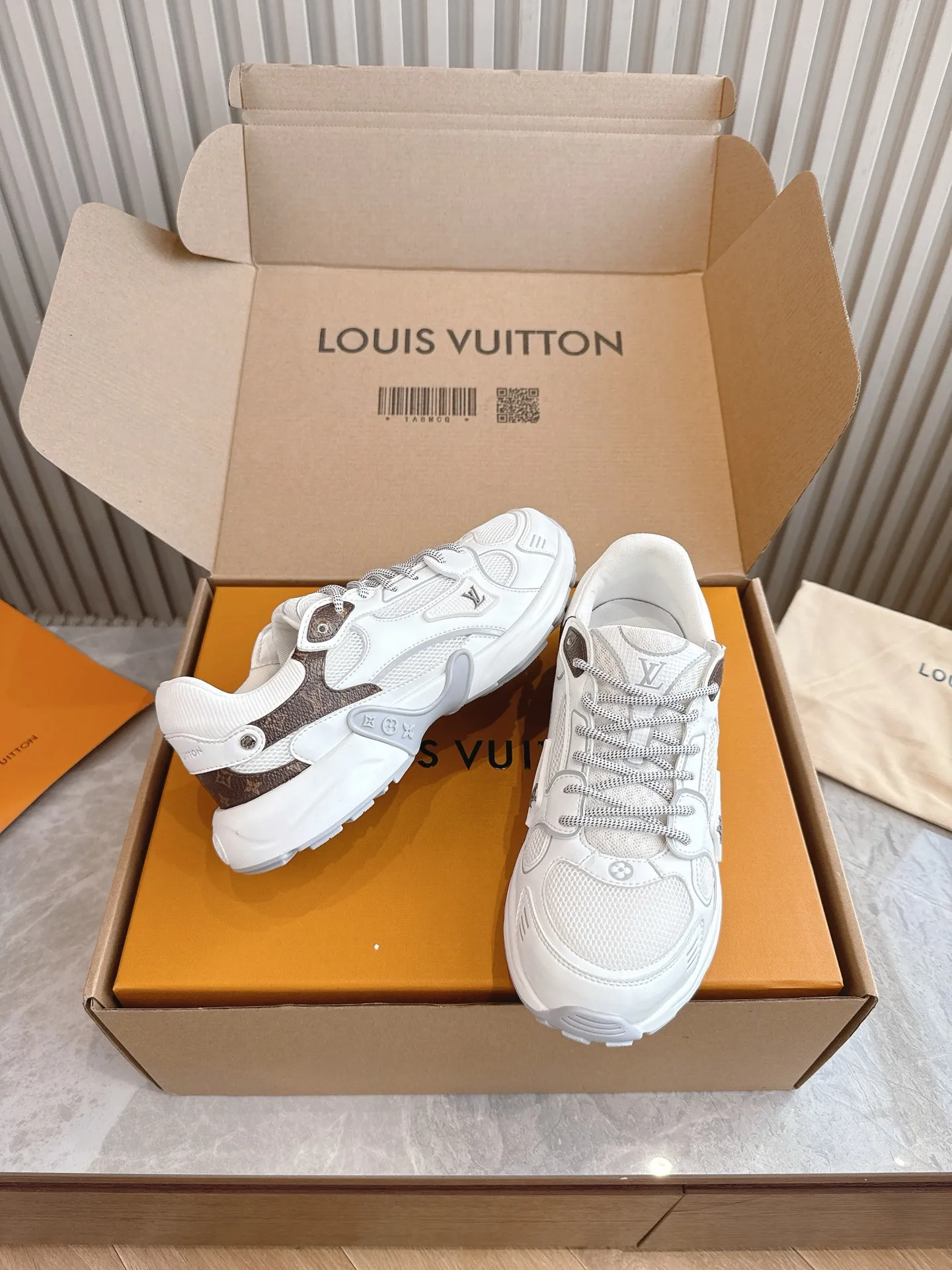 💕💕Factory direct selling price p640💕💕 Men's size +10 (top version) 2025 new LV couple's same style sports shoes, hot coming🔥🔥🔥Official website synchronized fabric, using special material printing process. Inside, breathable mesh, size 35-42 for women, 39-46 for men, factory standard complete package + airplane box